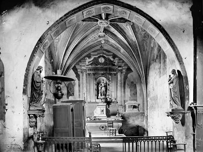 Vue intérieure d'une chapelle