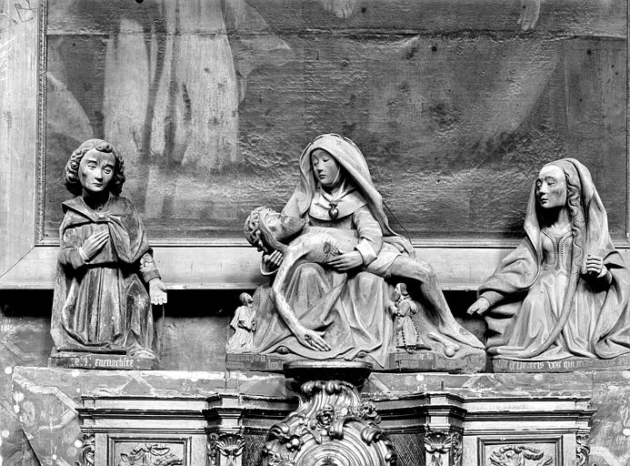 Mater dolorosa. Groupe sculpté en pierre : Vierge de Pitié entre saint Jean et la Madeleine