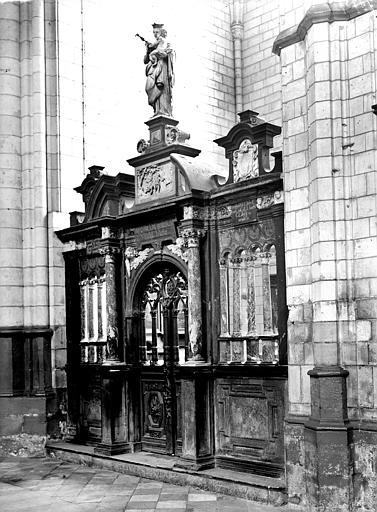 Clôture de la chapelle des fonts baptismaux