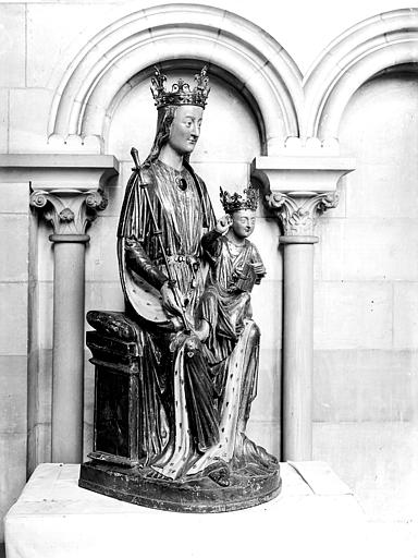 Statue de Notre-Dame-des-Miracles, trois-quarts. Statue en bois peint : Vierge à l'Enfant dite Notre-Dame-des-Miracles (trois-quarts)