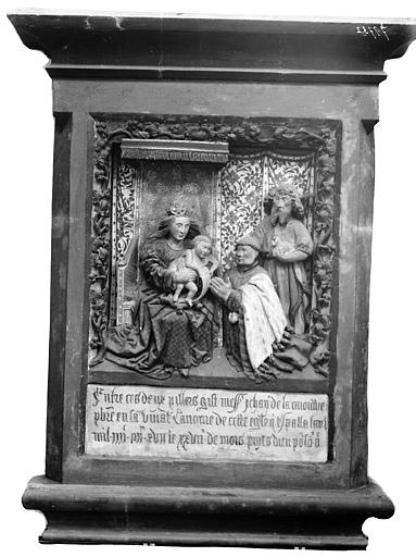 Monument de Jean de la Caronne. Monument funéraire de Jean de la Carouve : Vierge à l'Enfant assise, et le donateur accompagné de saint Jean-Baptiste