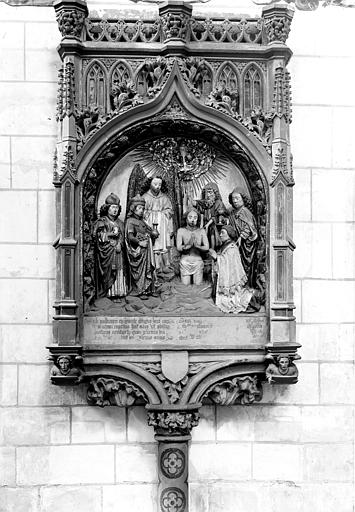 Monument des chanoines et des grands doyens, un chanoine mort en 1450. Monument funéraire d'un chanoine mort en 1450 : Le Baptême du Christ et le donateur accompagné de saint Jean, saint Côme et saint Damien