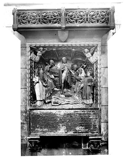 Monument des chanoines et des grands doyens, un chanoine du 15e siècle. Monument funéraire d'un chanoine du 15e siècle : Le Christ ressuscité