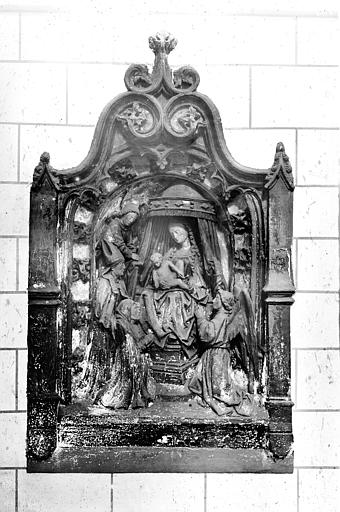 Monument funéraire présumé de Ysabeau Radinghem (haut-relief) : Vierge à l'Enfant sous un dais, avec donatrice, saint évêque et deux anges