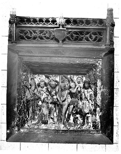 Monument des chanoines et des grands doyens, sans inscription. Haut-relief en pierre peinte : La Flagellation avec les donateurs et leurs saints patrons