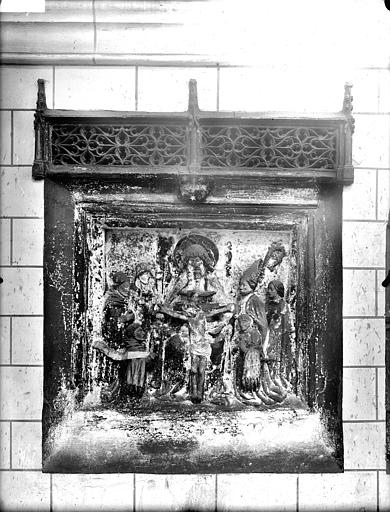 Monument des chanoines et des grands doyens, sans inscription. Haut-relief en pierre peinte : La Trinité avec les donateurs et leurs saints patrons