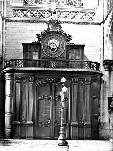 Horloge de 1558 et boiseries de porte. Tambour de porte surmonté d'une horloge astronomique