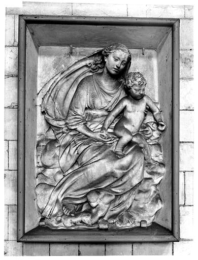 Tombeau de P. de Sainte-Aldegonde, bas-relief. Haut-relief provenant du tombeau de Philippe de Sainte-Aldegonde, bailli de Saint-Omer : Vierge à l'Enfant