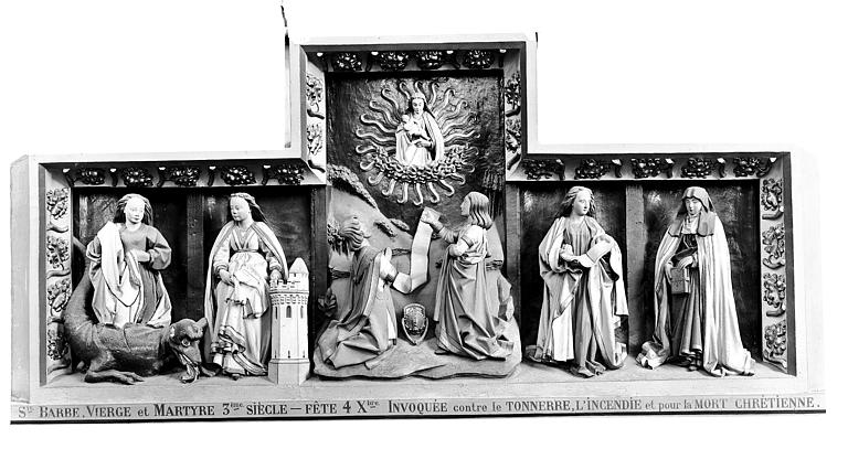 Chapelle des Trépassés, retable. Haut-relief du retable de la chapelle des Trépassés : La Vierge, sainte Marthe, sainte Barbe, sainte Marguerite, sainte Thérèse et deux donateurs