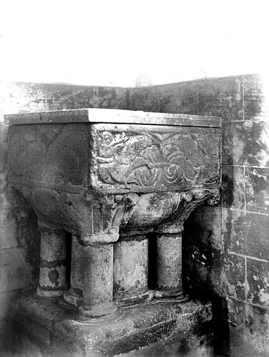 Fonts baptismaux. Fonts baptismaux - © Ministère de la Culture (France), Médiathèque du patrimoine et de la photographie, diffusion RMN-GP