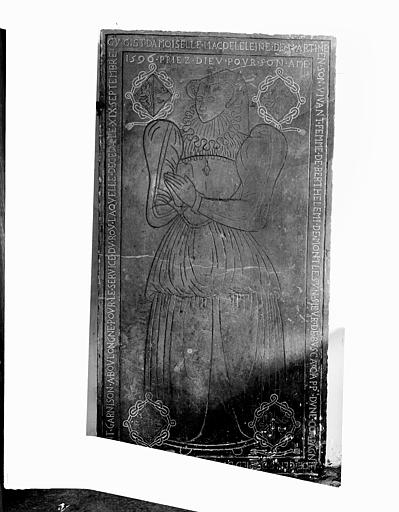 Dalle funéraire de Madeleine et Martin. Dalle funéraire de Magdeleine de Martine, dame de Montlezun, morte en 1596 - © Ministère de la Culture (France), Médiathèque du patrimoine et de la photographie, diffusion RMN-GP