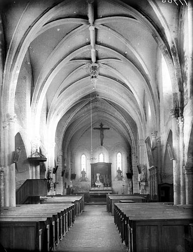 Vue intérieure de la nef vers le choeur