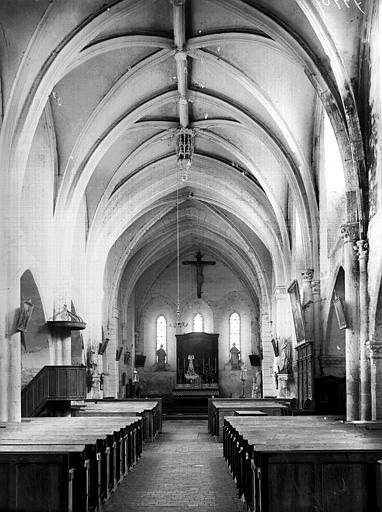 Vue intérieure de la nef vers le choeur