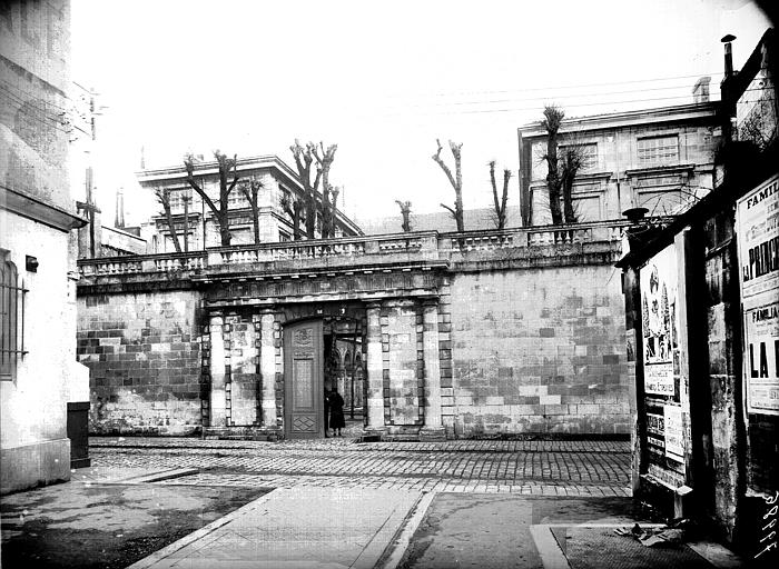 Portail d'entrée sur la rue Admyrauld
