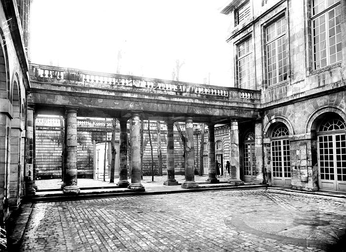 Cour intérieure : Portique