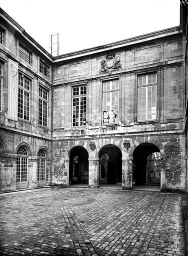 Cour intérieure : Façade avec galerie au rez-de-chaussée
