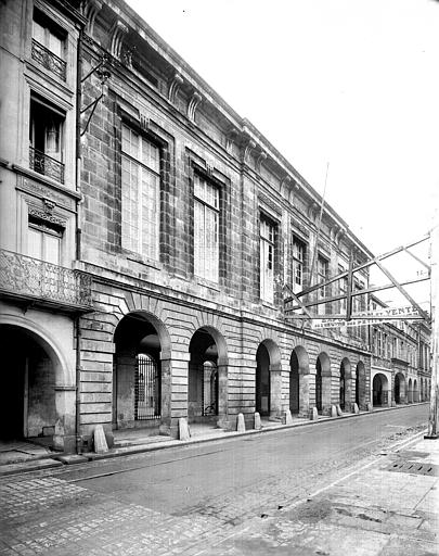 Façade sur la rue du Palais