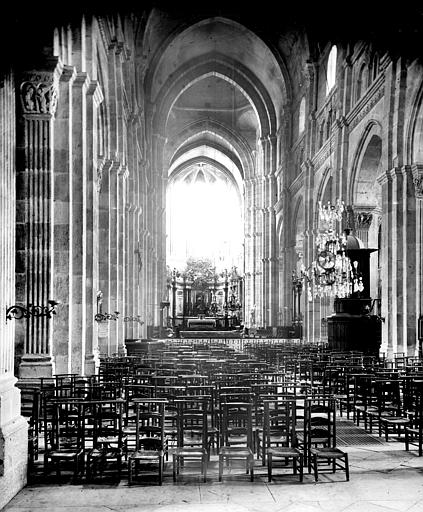 Vue intérieure de la nef vers le choeur