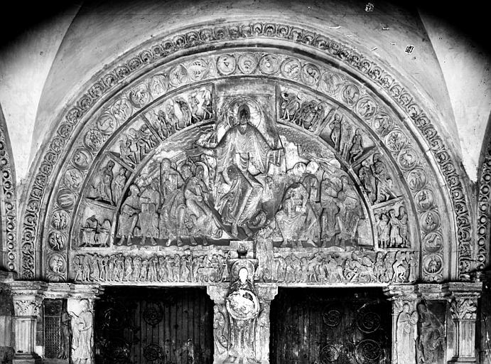 Portail central de la nef dans le narthex. Tympan : Le Christ trônant et les apôtres