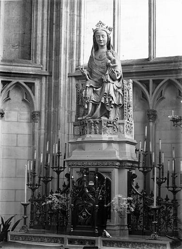 Statue en pierre, au-dessus de l'autel de la chapelle de la Vierge : Vierge à l'Enfant assise - © Ministère de la Culture (France), Médiathèque du patrimoine et de la photographie, diffusion RMN-GP