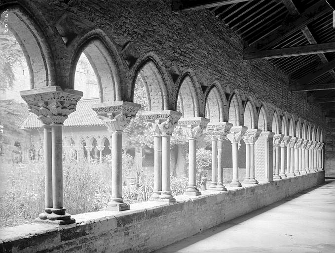 Cloître, galerie et cour