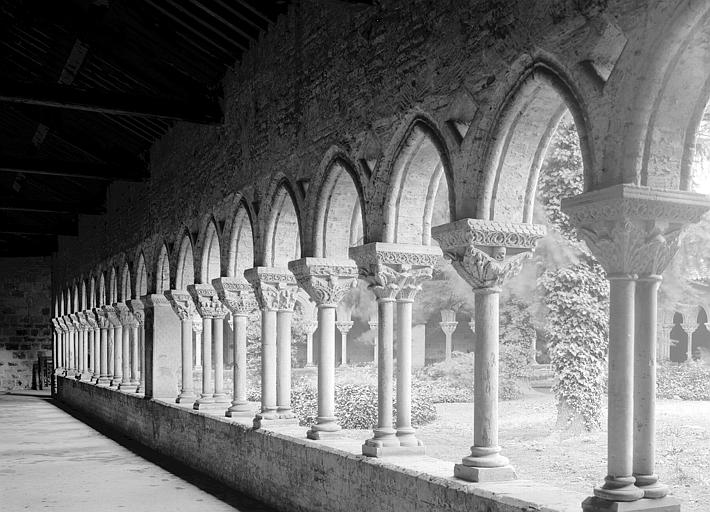 Cloître, galerie et cour