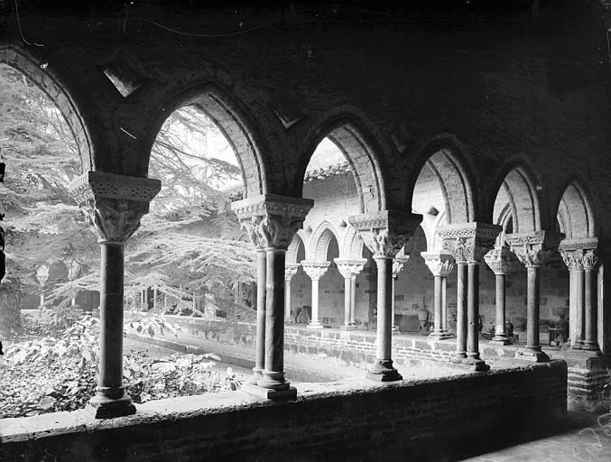 Cloître, vue d'angle et cour