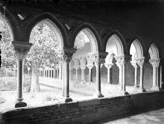 Cloître, vue d'angle et cour