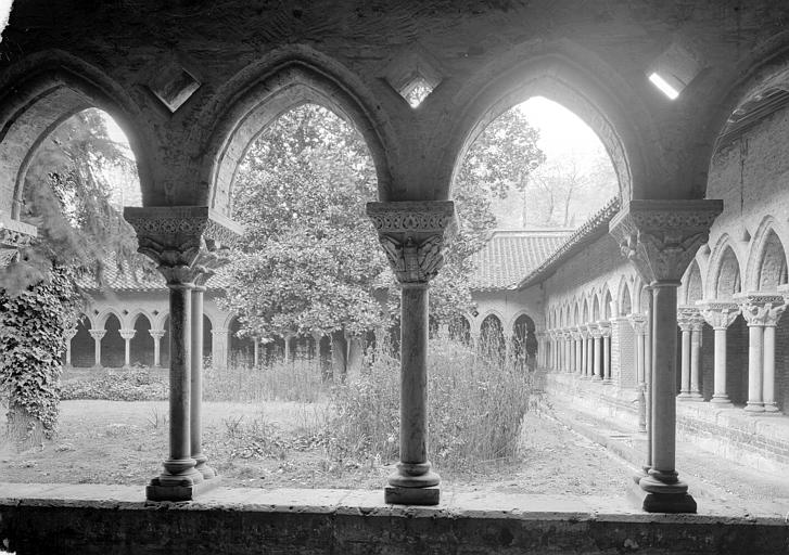 Cloître, cour, vue prise de l'intérieur d'une galerie