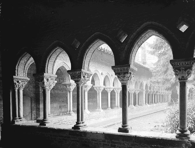 Cloître, vue d'angle et cour