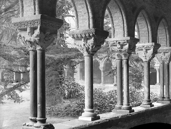 Cloître, vue d'angle et cour