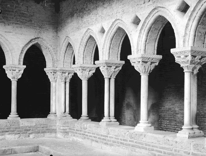 Cloître, travées d'angle, vue prise de la cour