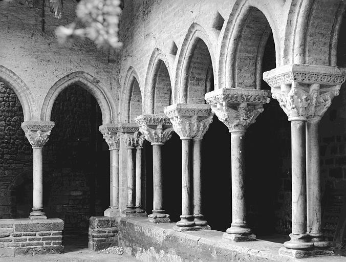 Cloître, travées d'angle, vue prise de la cour