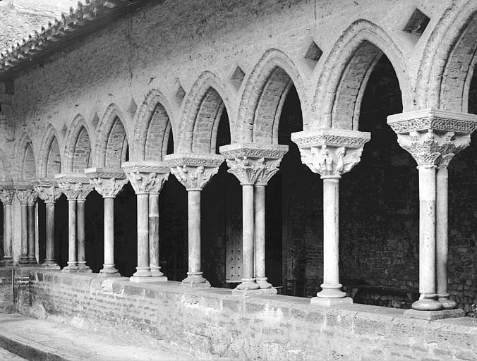 Cloître, travées, vue prise de la cour