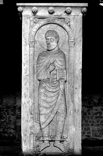 Cloître, bas-relief, statue