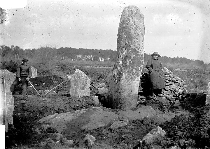 Menhir avec bétyle et la table de la crypte