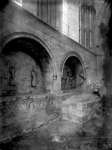 Tombeau dans le transept