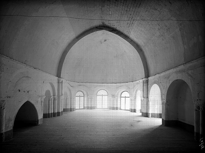 Voûtes et plancher coupant les colonnes