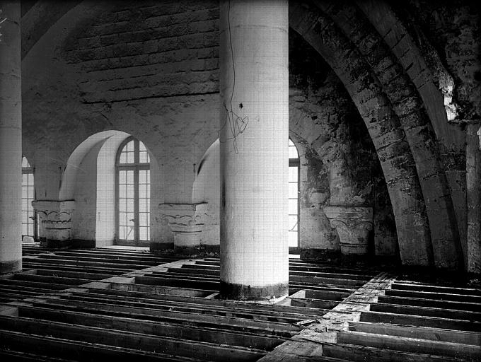 Colonne coupée par le plancher, arcatures et chapiteaux