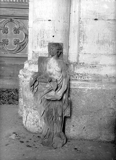 Contrefort de la façade, statue (déposée) couronnant le gâble de la niche, vue de face