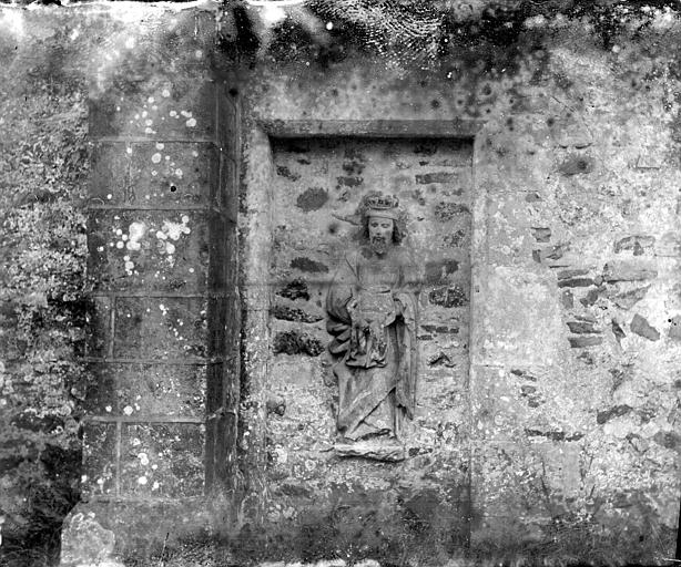 Groupe de la Trinité encastré dans le mur de l'abside