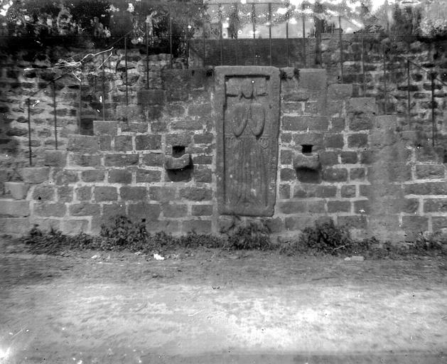 Statue funéraire encastrée dans un mur. Statue