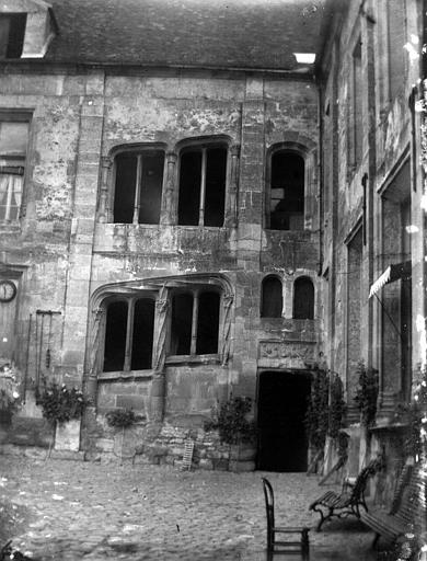 Cour, travée de l'escalier