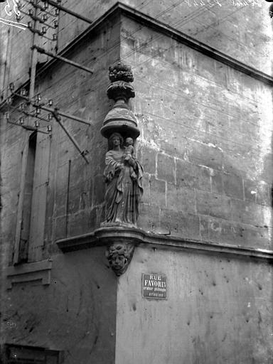 Niche d'angle et statue de la Vierge et l'Enfant