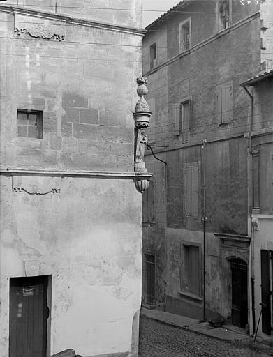 Niche d'angle et statue de la Vierge et l'Enfant