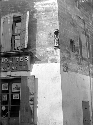 Niche d'angle et statue de la Vierge et l'Enfant