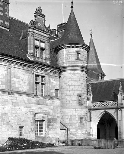 Aile Louis XII : façade sur la cour côté est, tourelle d'escalier et départ de la galerie