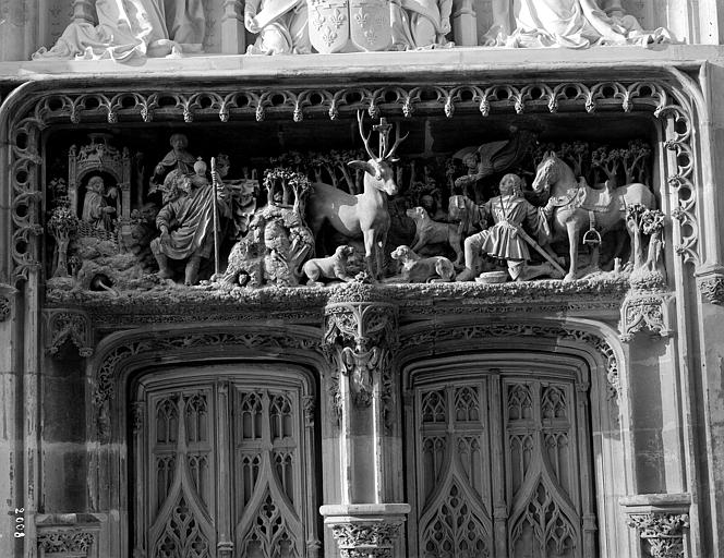 Chapelle Saint-Hubert, linteau du portail avec haut-relief : La Vision de saint Hubert et La Légende de saint Christophe