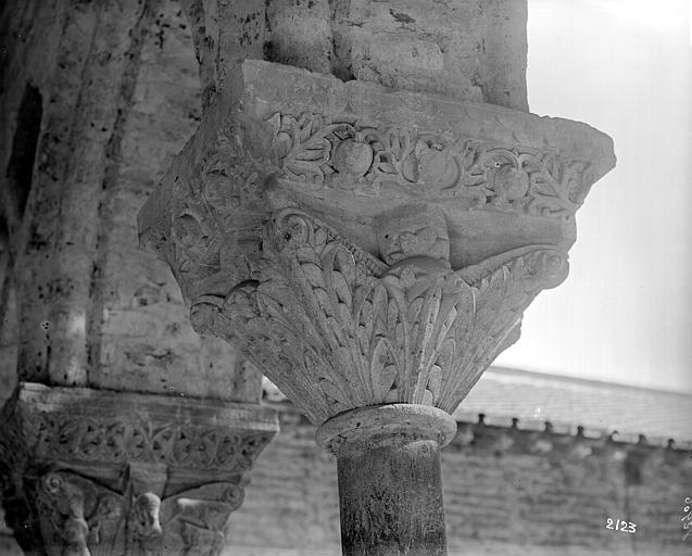 Cloître, chapiteaux