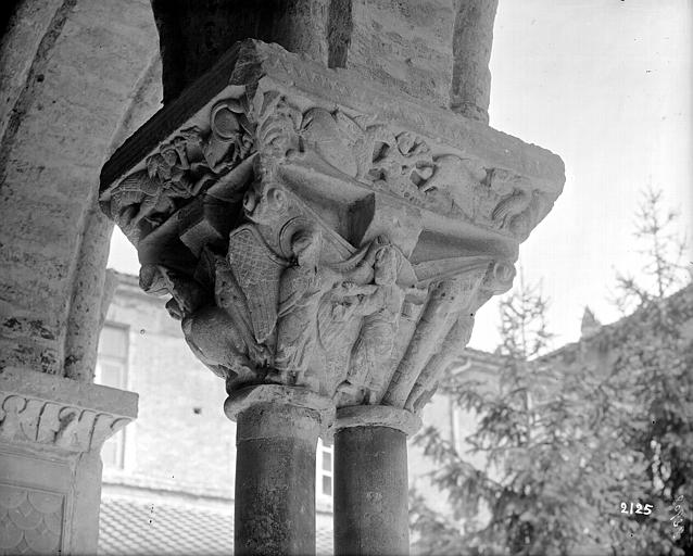 Cloître, chapiteaux